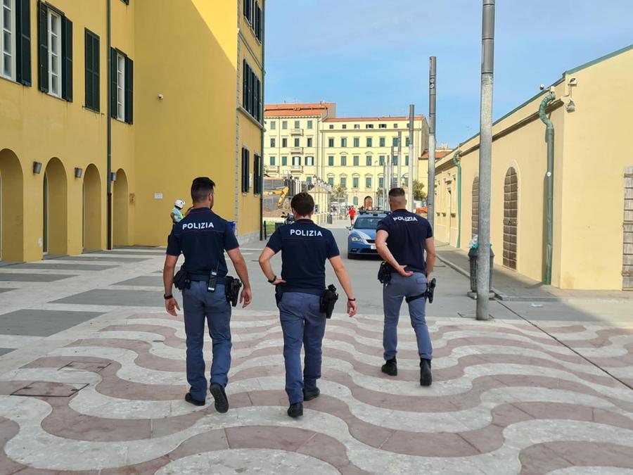 
	Agenti della polizia di Stato allo Scoglio della Regina (foto d'archivio)

