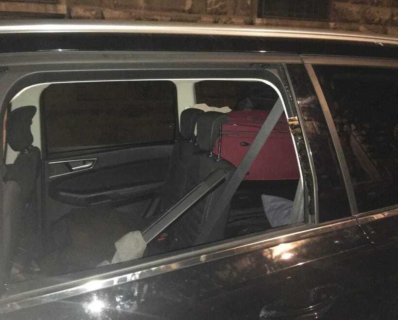 L’auto dei turisti danneggiata per rubare le valigie