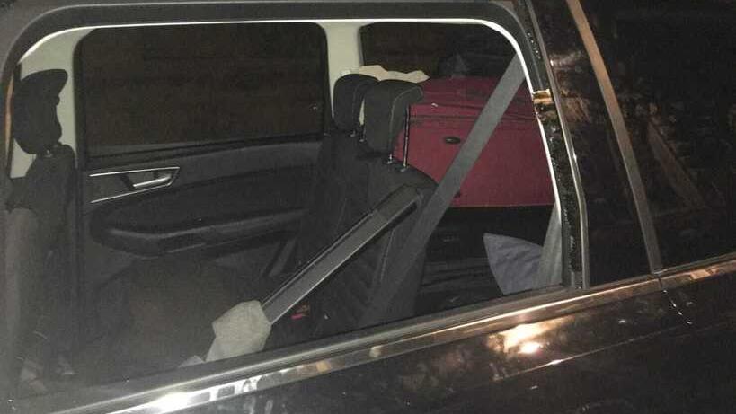 L’auto dei turisti danneggiata per rubare le valigie