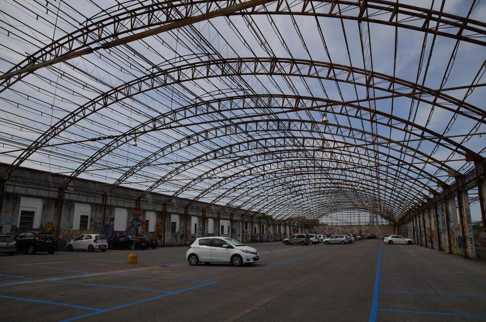 L’area del parcheggio ex Ape lungo viale Rinaldo Piaggio di fronte alla fabbrica della Vespa a Pontedera (foto F. Silvi)