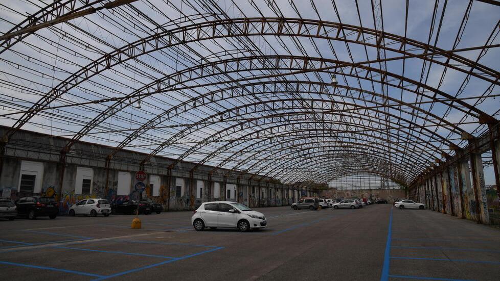 L’area del parcheggio ex Ape lungo viale Rinaldo Piaggio di fronte alla fabbrica della Vespa a Pontedera (foto F. Silvi)