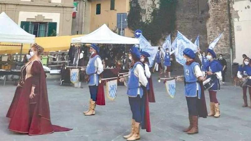 Il 26 agosto in piazza del Comune ci saranno i saluti istituzionali, con la lettura dell’antico editto della fiera a cura di Alessandro Calonaci, con l’esibizione degli sbandieratori della Valmarina