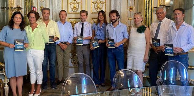 Nella foto grande il gruppo dei presenti all’iniziativa di presentazione della Notte Bianca