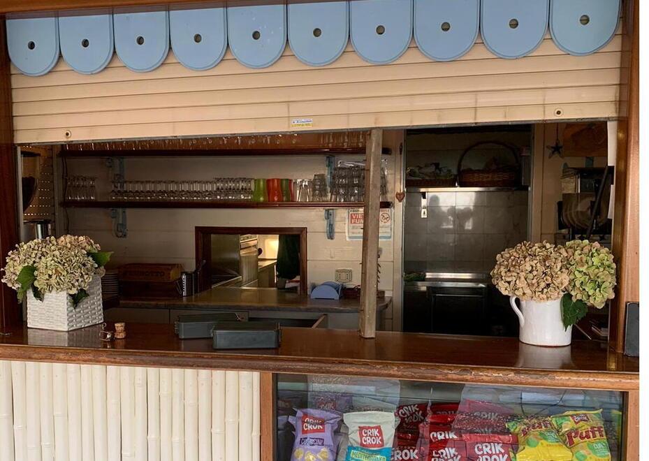 Il bancone del bar dell’Erika dove hanno rubato soldi dalla cassa