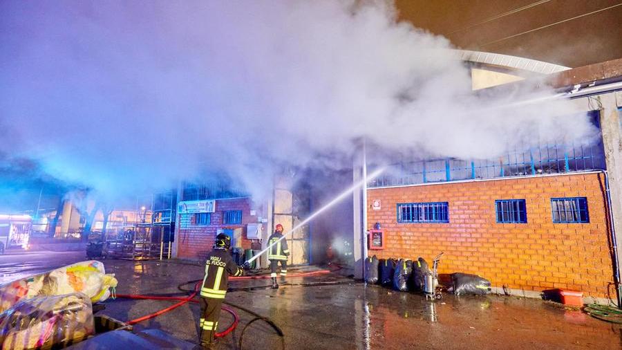 L'incendio alla Mitumbatex di via Ombrone a Montemurlo (foto Sestini)