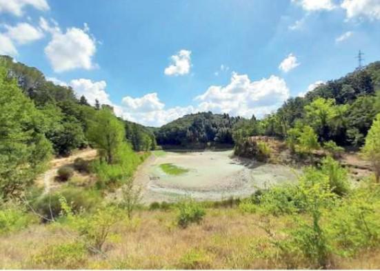 
	Nella foto sopra il lago di Sammontana svuotato prima dell&rsquo;inizio dei lavori di sistemazione

