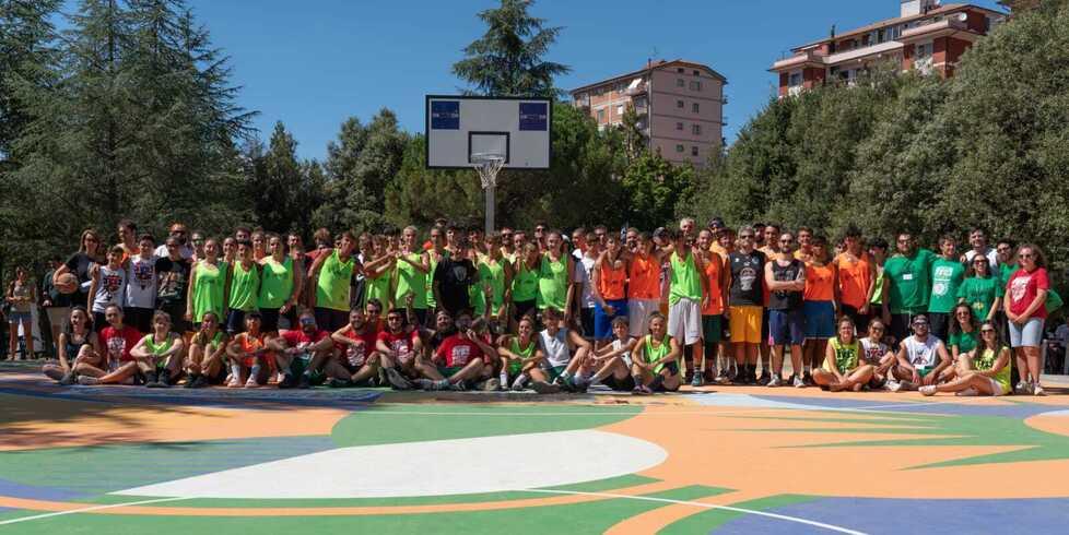 Tutti schierati i protagonisti del torneo al campo polivalente all’aperto in piazza Donatori del Sangue