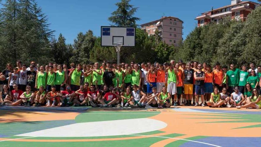 Tutti schierati i protagonisti del torneo al campo polivalente all’aperto in piazza Donatori del Sangue