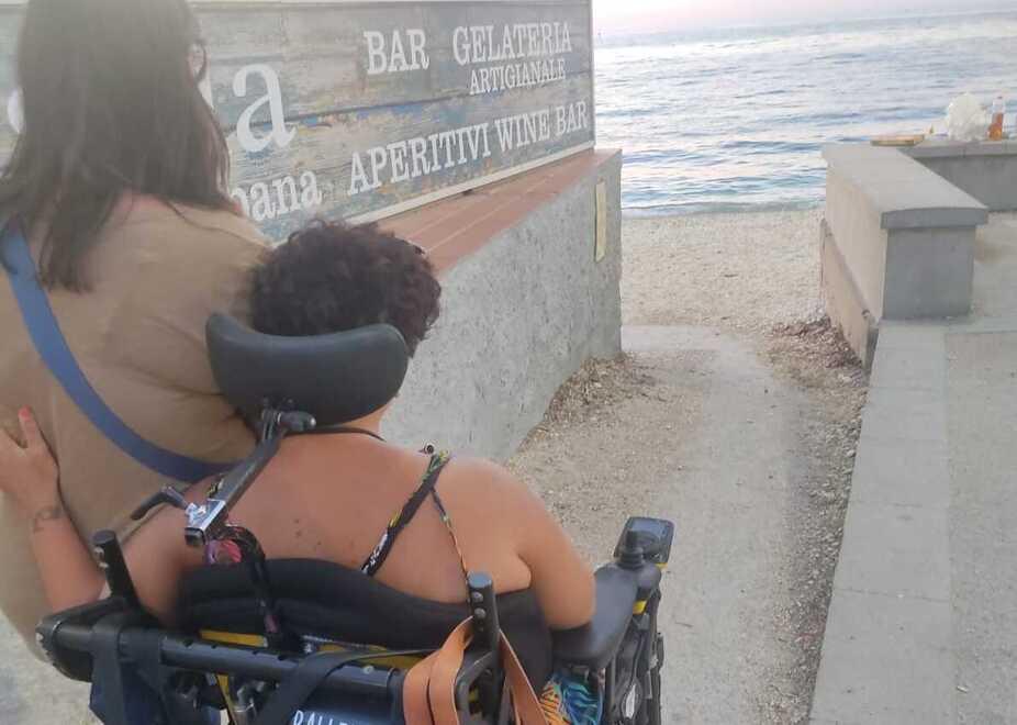 Le due ragazze davanti all’ingresso della spiaggia