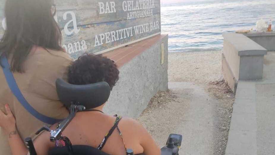 Le due ragazze davanti all’ingresso della spiaggia