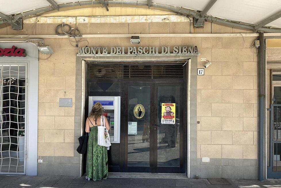 Uno dei due sportelli automatici che sono stati al centro delle proteste in questi giorni (Foto Falorni/Silvi)
