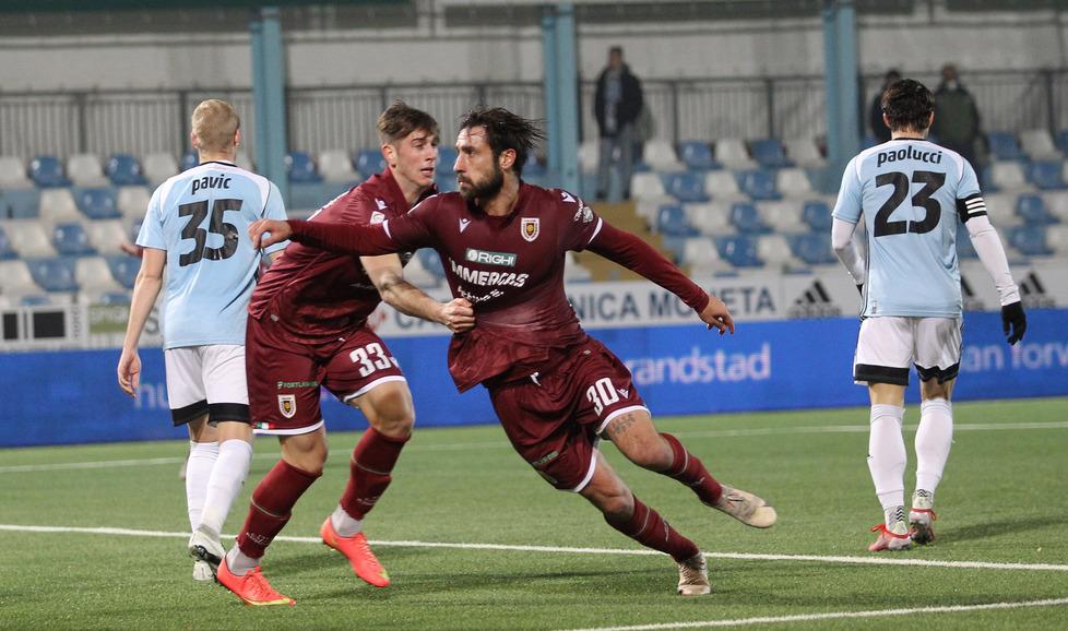 Virtus Entella e Crotone verso un’asta per Zamparo