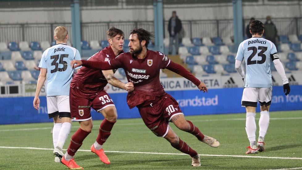 Virtus Entella e Crotone verso un’asta per Zamparo