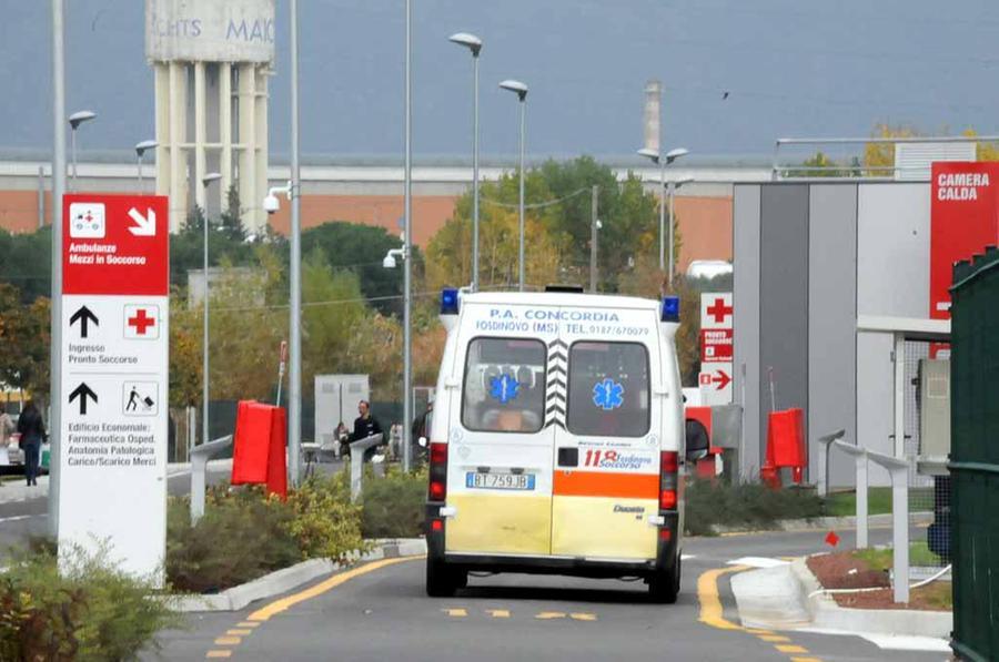 Un'ambulanza entra nel pronto soccorso del Noa (foto d'archivio)