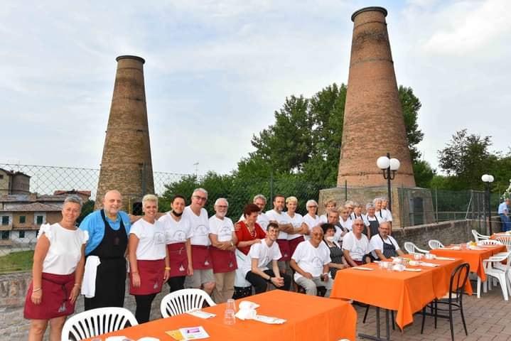
	Volontari al lavoro al circolo Le Ciminiere di C&agrave; de Caroli per &ldquo;Fest&rsquo;Agosto&rdquo;

