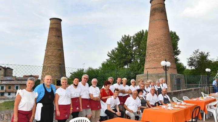 Volontari al lavoro al circolo Le Ciminiere di Cà de Caroli per “Fest’Agosto”
