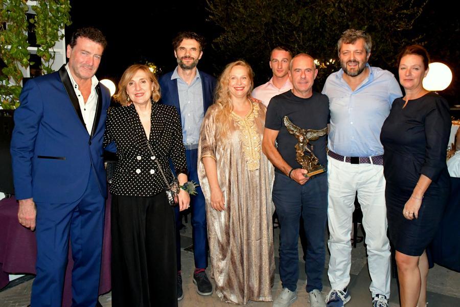 
	Fabrizio Tesi al centro con in mano il Premio Cerreto, ovvero una scultura di San Michele

