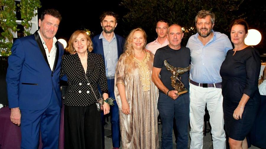 Fabrizio Tesi al centro con in mano il Premio Cerreto, ovvero una scultura di San Michele