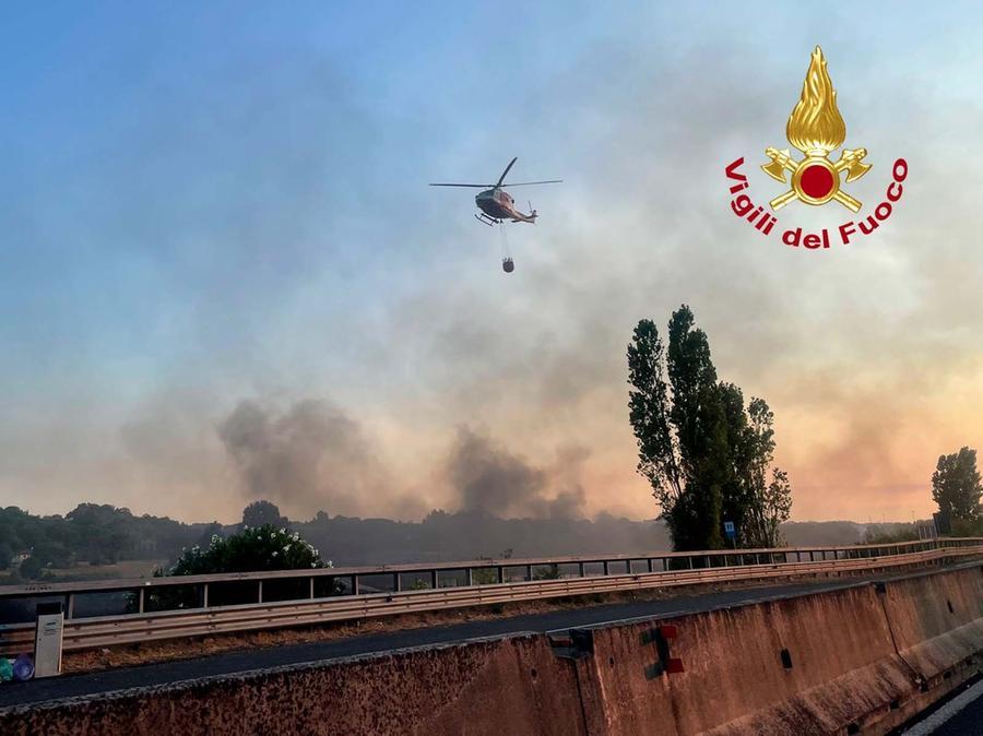 Incendio nella zona industriale di Empoli, chiusa la Fi-Pi-Li per ore: «Ora è sotto controllo»