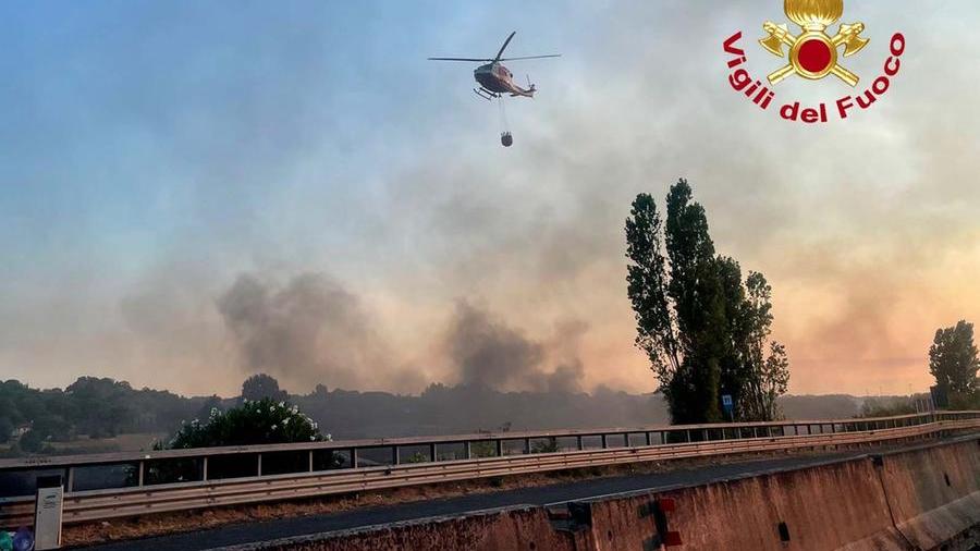 Incendio nella zona industriale di Empoli, chiusa la Fi-Pi-Li per ore: «Ora è sotto controllo»