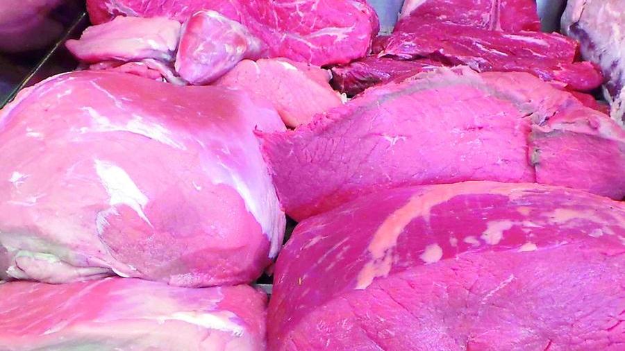 Reggio Emilia, addetto si autodenuncia: “Confezionavo carne scaduta”