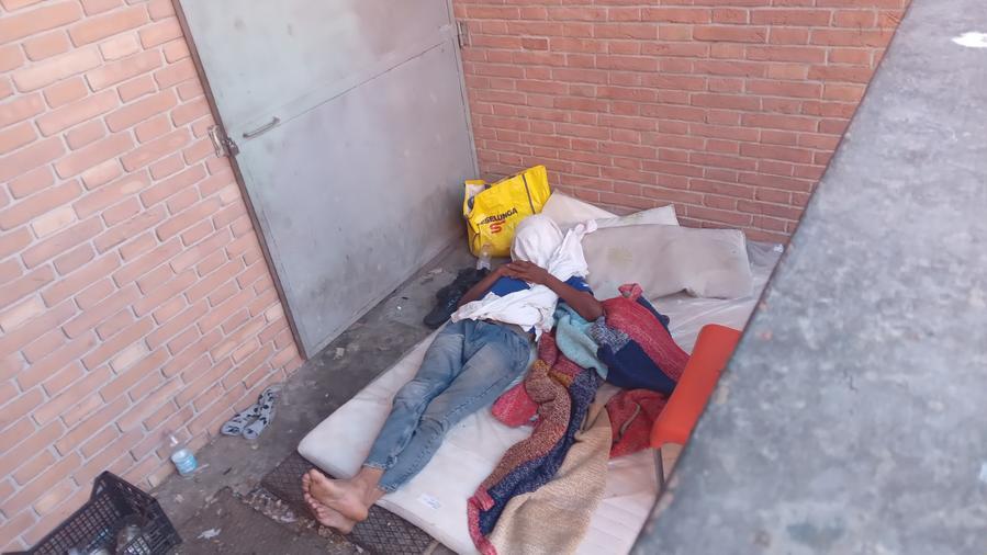 
	Un giovane di origine straniera dorme in un riparo di fortuna



	&nbsp;

