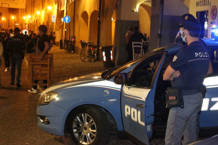 
	I poliziotti in servizio in centro storico per monitorare il nostro territorio nelle sere d&rsquo;estate

