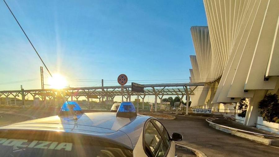 Una pattuglia della Squadra Volanti alla stazione Mediopadana
