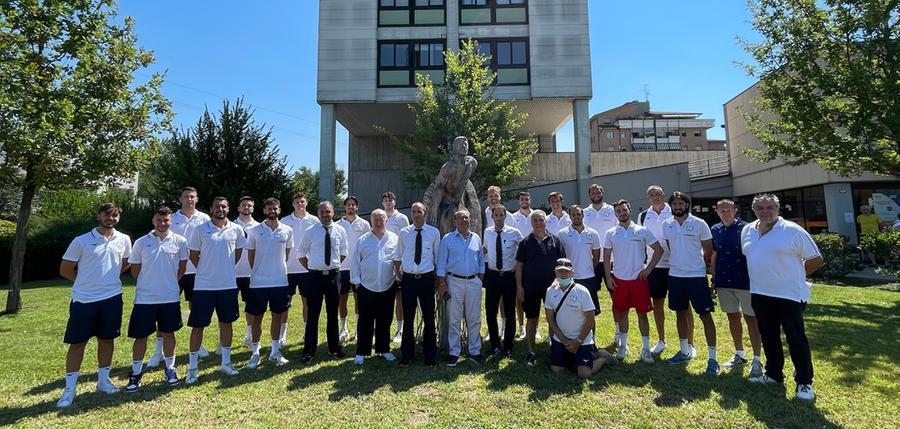 
	Giocatori e staff del Volley Tricolore davanti al Conad Le Querce

