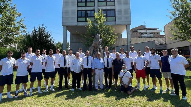 Giocatori e staff del Volley Tricolore davanti al Conad Le Querce