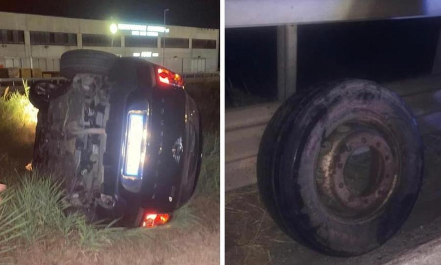 
	A sinistra l'auto ribaltata. A destra lo pneumatico perso

