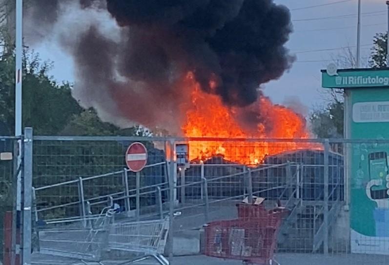 Modena Incendio all’isola ecologica di viale dello Sport