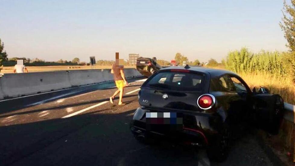 Accosta per cambiare una gomma in Fi-Pi-Li e viene colpito da un'auto: «Vivo per miracolo»