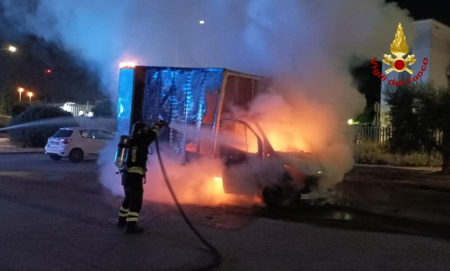 
	Il furgone bruciato in via Traversa del Crocifisso


