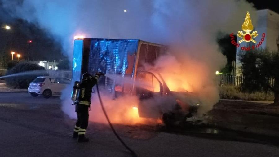
	Il furgone bruciato in via Traversa del Crocifisso


