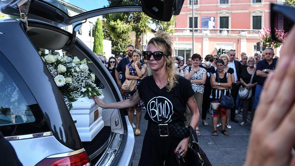 Impiegata e pittrice morta a 33 anni, la sorella: «Farò conoscere la tua arte»