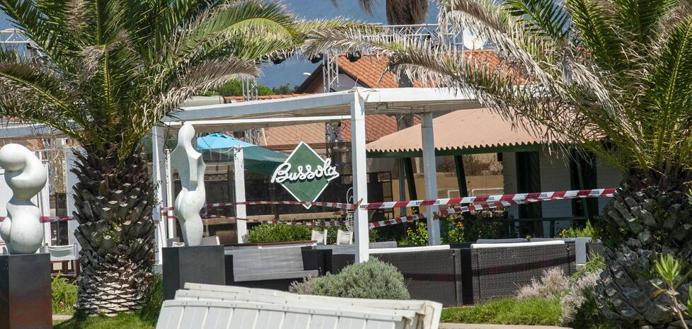 Pietrasanta, la Bussola nel mirino della Capitaneria: sequestrati alcuni gazebo 