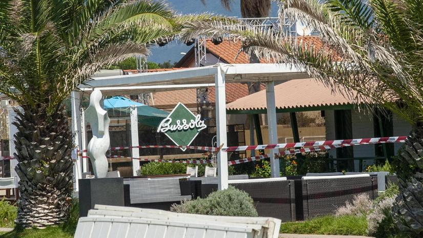 Pietrasanta, la Bussola nel mirino della Capitaneria: sequestrati alcuni gazebo