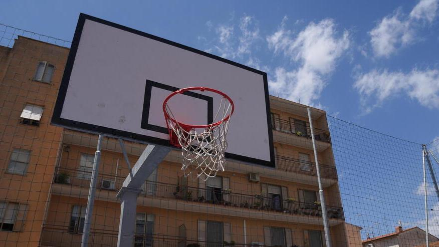 Grosseto, il campo da basket della discordia: «Qui ormai non si vive più»