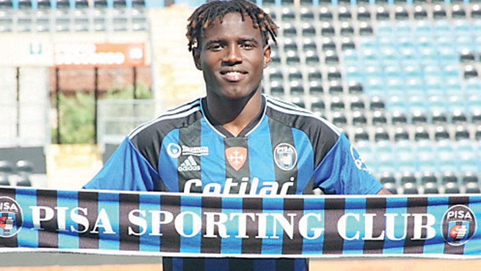 Moustapha Cissé in posa all’Arena con la maglia nerazzurra (foto ufficio stampa Pisa Sporting Club)