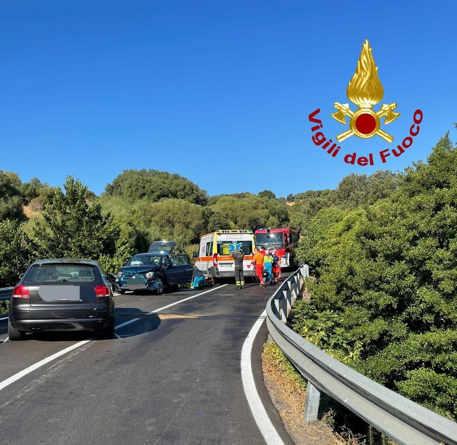 Scontro fra due auto sulla strada per Luogosanto, 5 persone coinvolte: 3 portate all’ospedale di Tempio