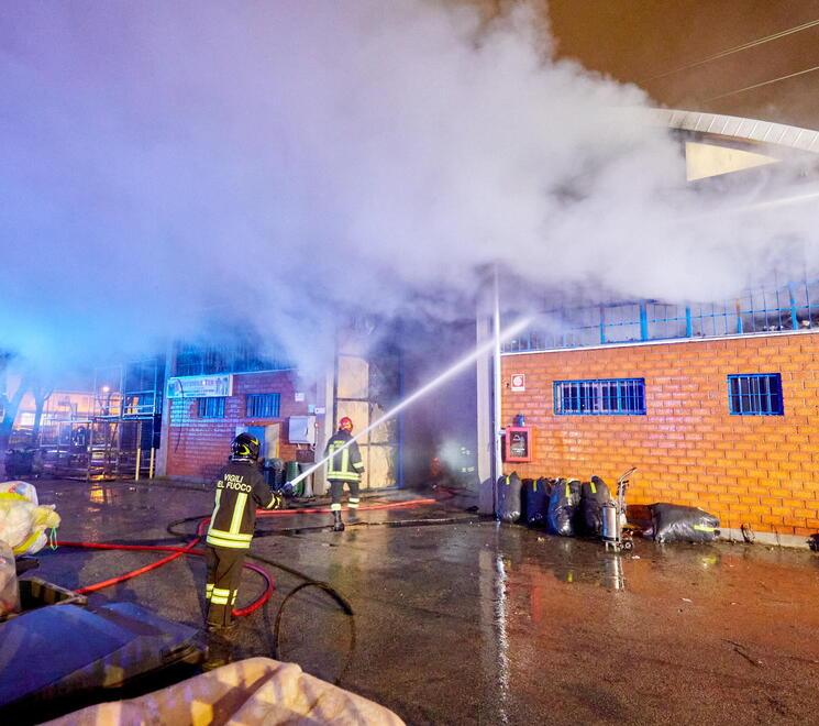 Era doloso l’incendio del deposito: in manette i due presunti autori 
