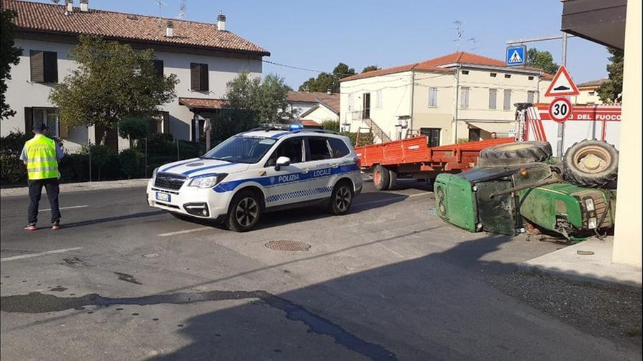 Mortizzuolo, trattore va fuori strada e si rovescia