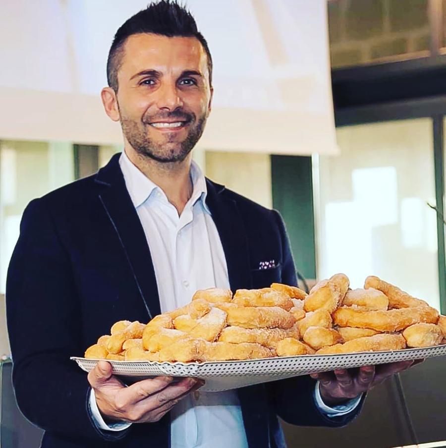 
	Il pasticcere algherese Alessio Mura con un vassoio delle sue famose frittelle Nuvola

