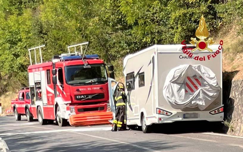 Scontro caravan-moto nell’Aretino, muore motociclista di 61 anni