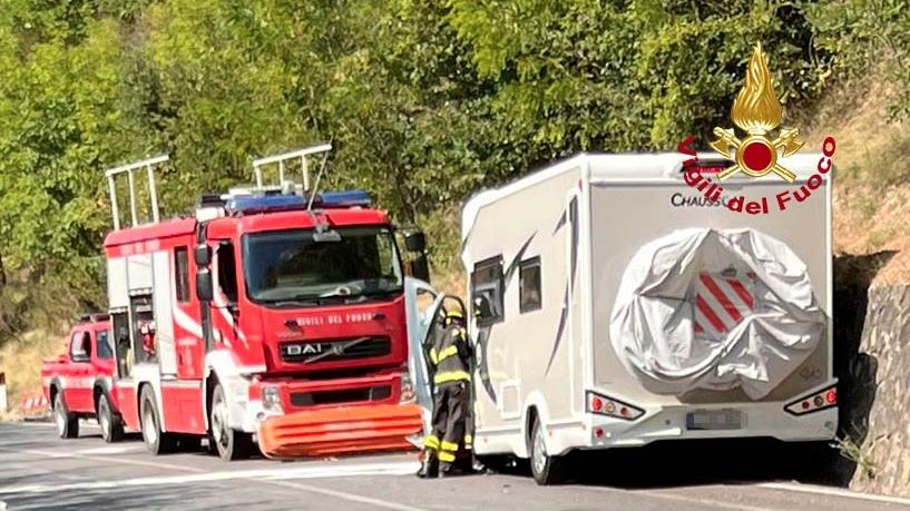 Scontro caravan-moto nell’Aretino, muore motociclista di 61 anni