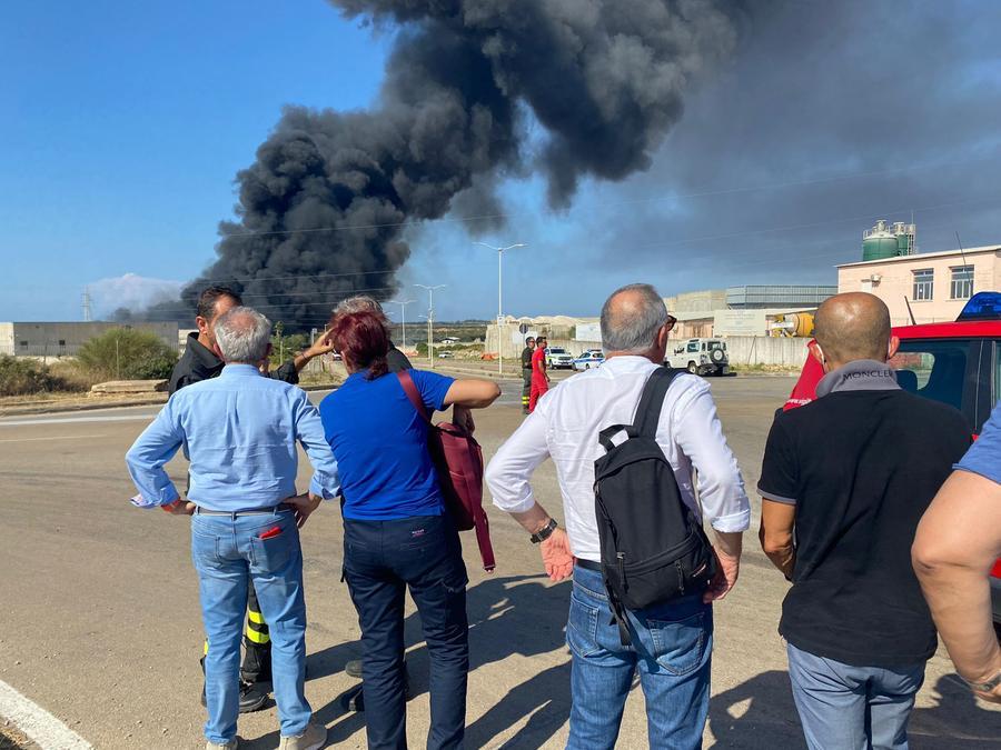 
	Il gruppo di tecnici che segue l'evoluzione dell'incendio e la direzione del fumo. Il secondo da destra &egrave; il sindaco di Sassari Nanni Campus

