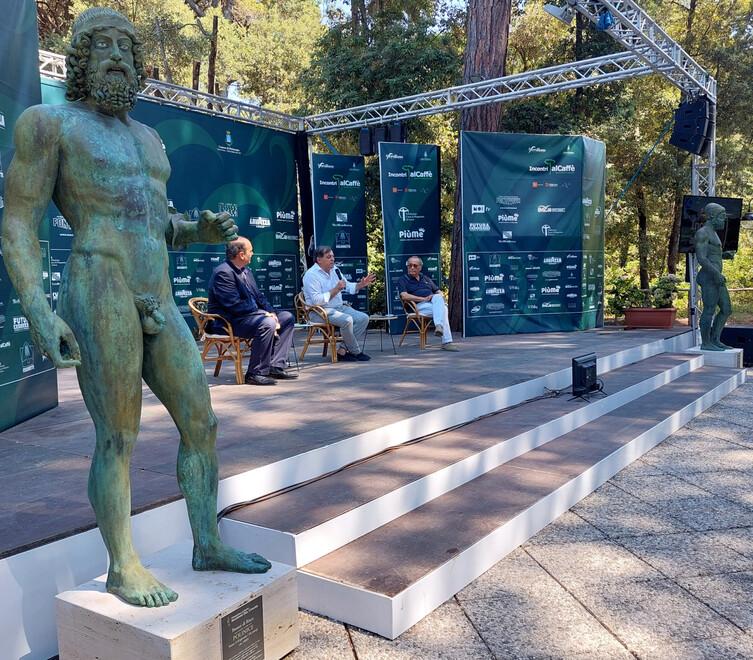 Pietrasanta, i bronzi di Riace tornano in mare: «Così celebriamo la loro scoperta» 