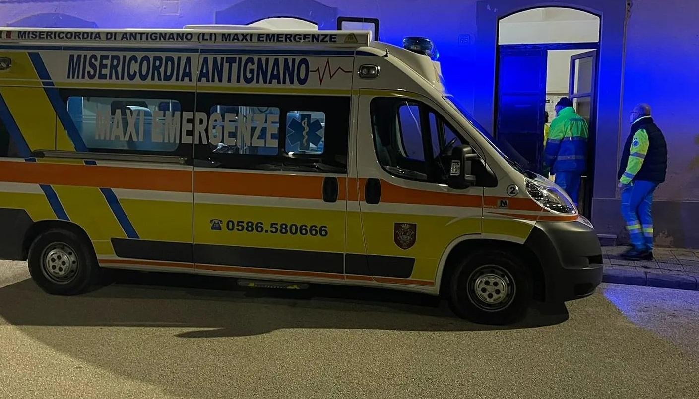 Un'ambulanza della Misericordia di Antignano (foto d'archivio)
