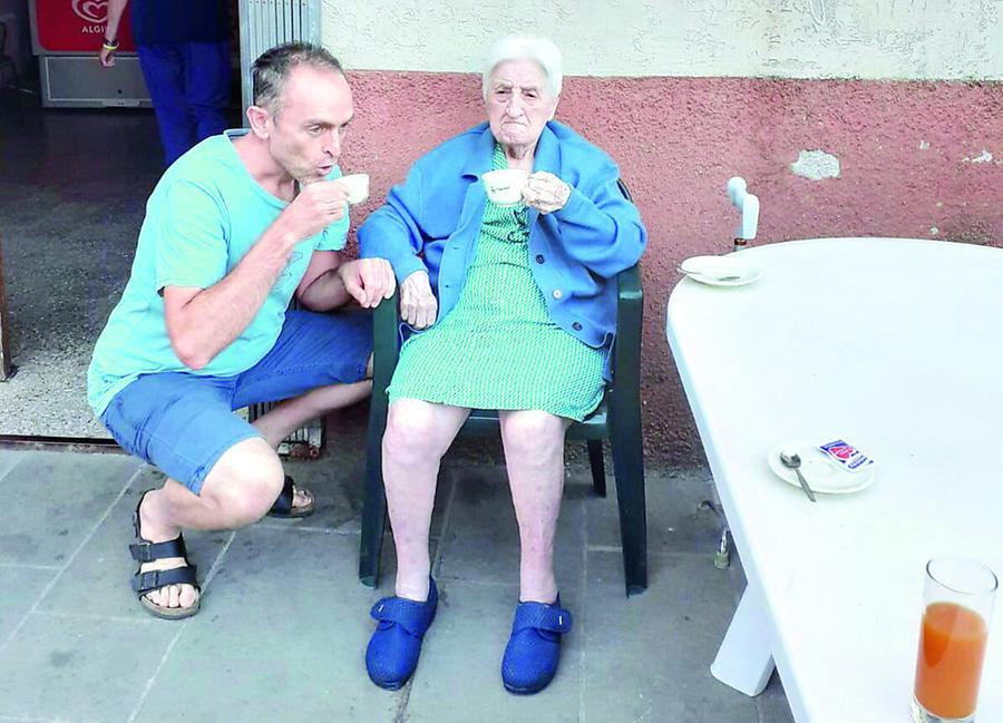 
	Nonna Lina si gusta il caff&egrave; fuori dal suo bar preferito

